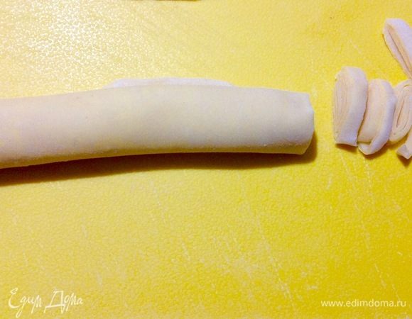 Теперь разрезаем этот рулетик на пропорциональные кусочки, толщина этих кусочков зависит от того какой толщины вы хотите видеть свою лапшу.