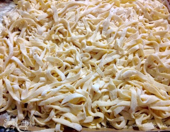 Таким образом лапша из всего теста что мы сделали пересыпана мукой, перетрушена мукой для того, чтобы она не слипалась.