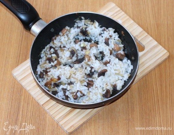Затем добавляем отваренный рис и перемешиваем.
