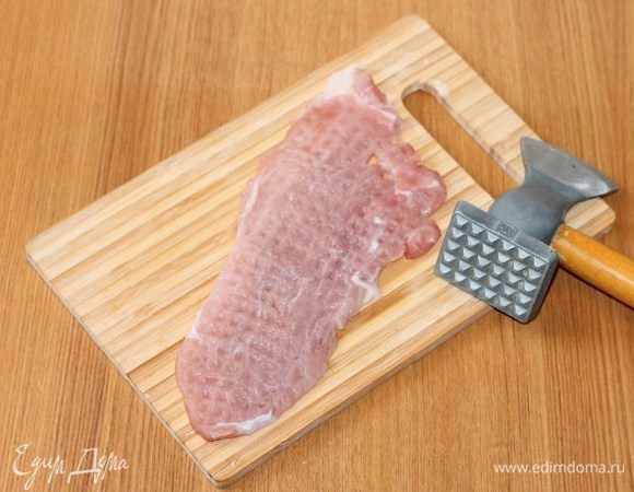 Приготовим свиные рулетики. Свиной шницель (4 шт.) промыть, обсушить бумажным полотенцем, отбить, посолить и добавить специи по вкусу. 
