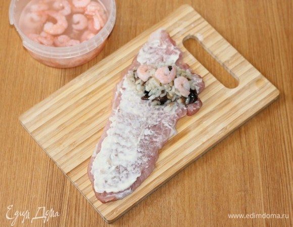 На отбивную выложить начинку и немного мелких отваренных креветок.
