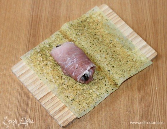 Обжарить рулетики на растительном масле до готовности. Для удобства, рулетики можно обжарить в специальных листиках для жарки. 
