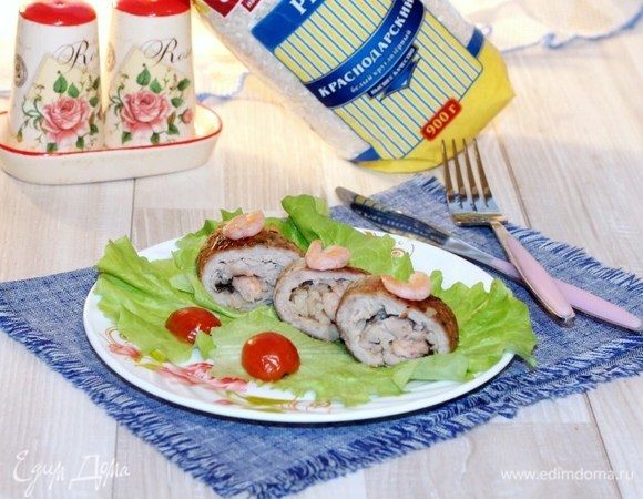 Кладем на сервировочное блюдо листья зеленого салата и выкладываем порционно порезанные мясные рулетики. Их можно подавать как отдельное блюдо, так и с различными гарнирами. 