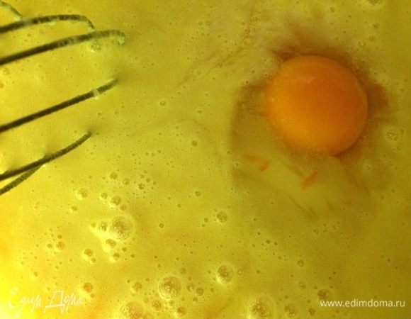 В теплом молоке разводим дрожжи, сахар, соль, ванильный сахар, добавляем цедру двух апельсин и вводим яйцо. Все вымешиваем.