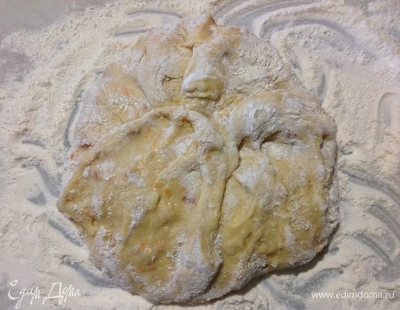 Просеиваем в миску муку 200 г, вымешиваем тесто венчиком.
Снова добавляем 200 г, снова вымешиваем тесто.
Теперь просеиваем на рабочую доску от 50 до 100 г муки, смотрите по необходимости, я просеивала 100 г. Выкладываем в нее наше липкое тесто и замешиваем его так, чтобы вся мука что была просеяна на доску ушла в тесто. В итоге тесто выйдет все равно немного липкое, но муку больше не добавляйте!