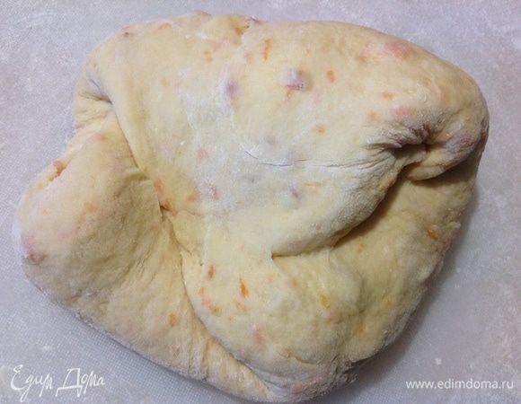 Вот такое тесто выходит после замешивания руками.