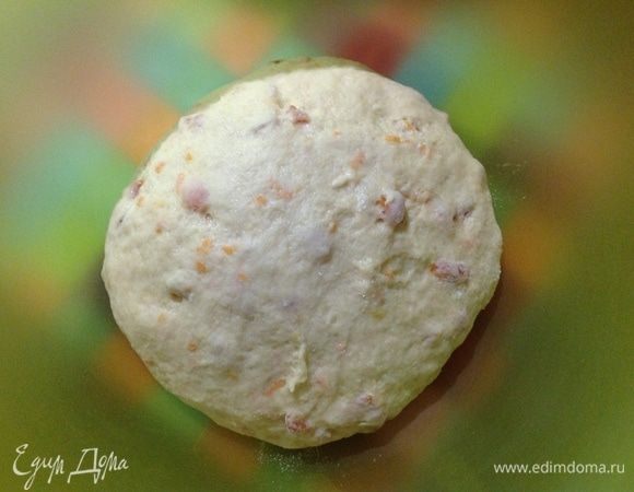 Кладем тесто в чистую миску, накрываем полотенцем, ставим в теплое место на 1,5 часа.