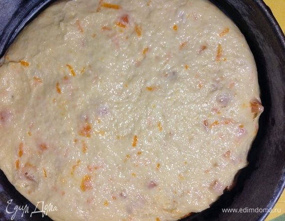 За это время тесто увеличится в объеме, обминаем его, форму для выпечки смазываем растительным маслом, присыпаем мукой и кладем в него наш обмятый шар теста, оставляем на расстойку на 40 минут в теплом месте.
За 20 минут до окончания расстойки включаем духовку на 180°С. 
40 минут прошли, ставим форму с тестом в горячую духовку. Я выпекала этот хлеб около часа при 180°С. Время выпечки конечно индивидуально от каждой духовки.