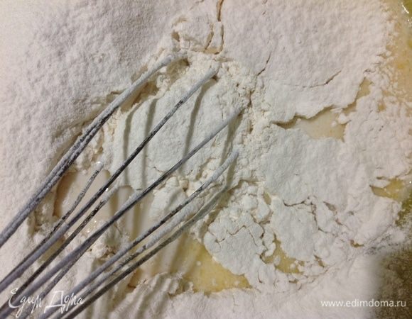 Просеиваем в тесто 250 г муки, замешиваем венчиком, всыпаем семена льна.