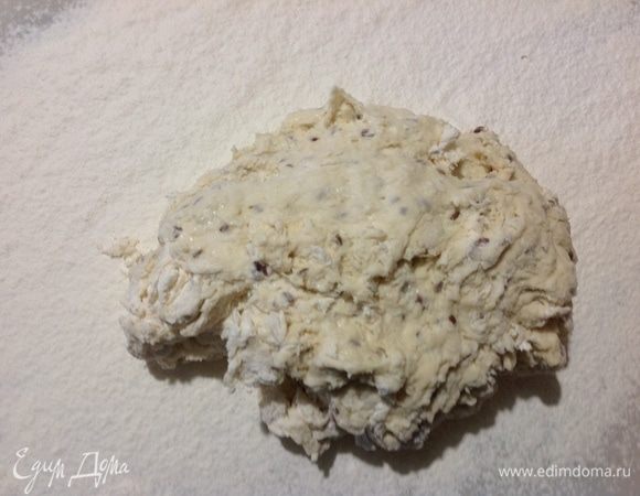 Оставшиеся 50 г муки просеиваем на рабочую доску, выкладываем в нее комок теста, замешиваем, месим 10 минут.