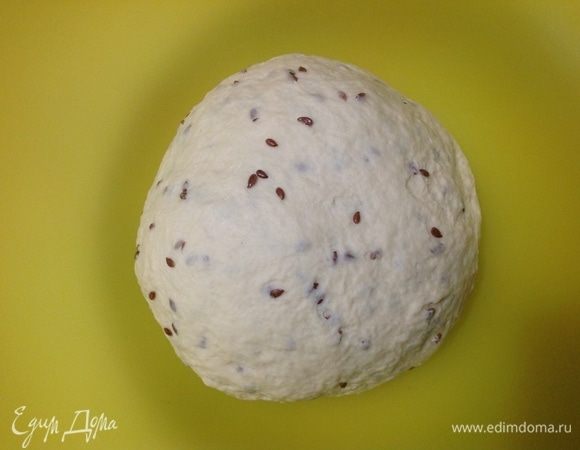 Накрываем миску с тестом полотенцем и ставим миску в теплое место на 1–1,5 часа.