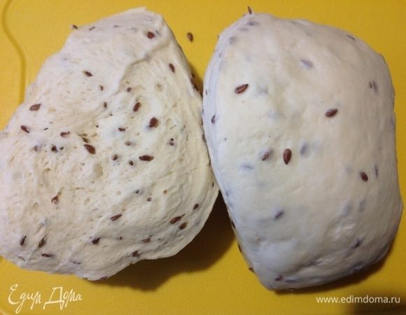 Обминаем тесто и делим на две части.