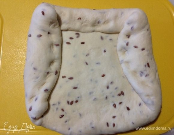 Формочки для хлеба смазываем растительным маслом и посыпаем мукой.
Формируем хлеб, берем одну половину теста, раскатываем толсто в небольшой пласт, сворачиваем пласт теста с одной стороны, придавливаем пальцами, чтобы не развернулось, и так же с боков пласта.