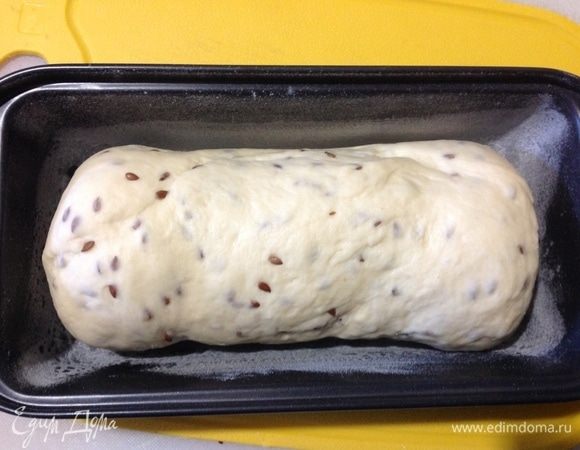 Кладем в формочку швом вниз, так же со второй половиной теста.