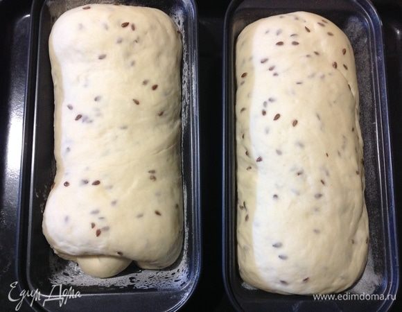 Расстаиваем формочки с тестом в теплом месте 30 минут, тем временем нагреваем духовку на 180°С.