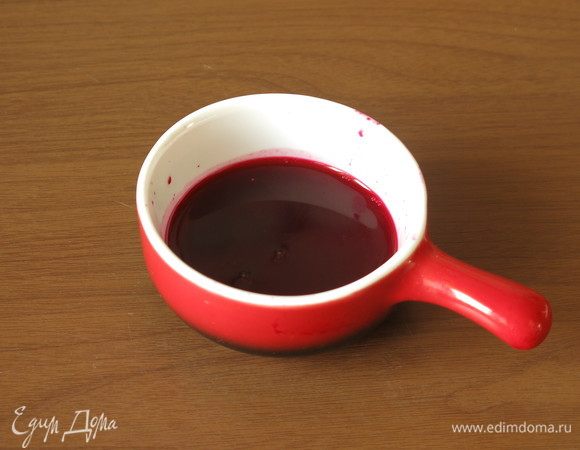 Выжимаем сок с вареной свеклы. Я увеличила количество сока от исходного рецепта с 15 до 25 г, отжимала отварную свеклы, так тесто меньше потеряет яркость цвета при варке.