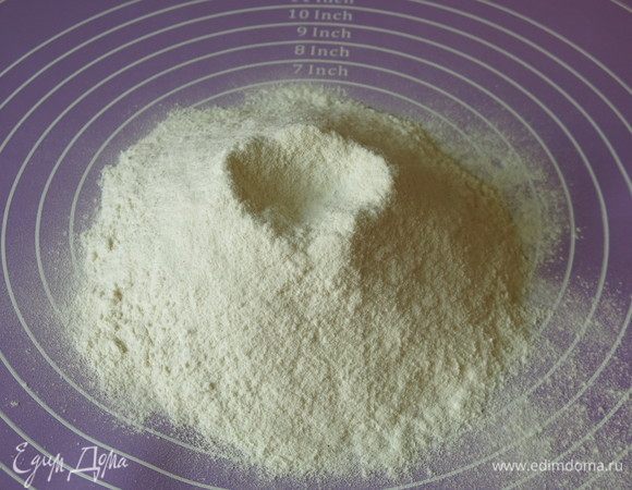 Просеиваем муку, если есть семола, берем ее 125 г, остальная обычная мука.