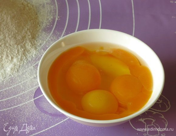 Подготовим яйца — 1 целое, желтки — 2-4 в зависимости от размера яиц.