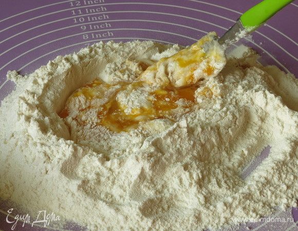 В кратер муки вмешиваем яйца.