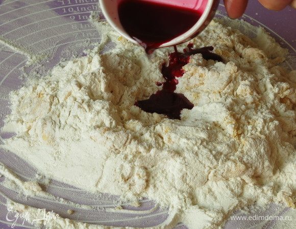 Наливаем сок свеклы. 1/2 чайной ложки соли кладем в тесто.