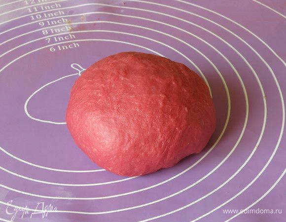 Добавляем еще ложку масла, замешиваем тесто. Обычно ложку масла наливаю на руки так замешиваю тесто, лучше маски не найдешь. При необходимости подсыпаем еще муку.  Кладем тесто отдохнуть.