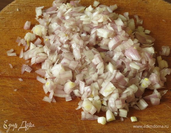 Нарезаем мелко лук.