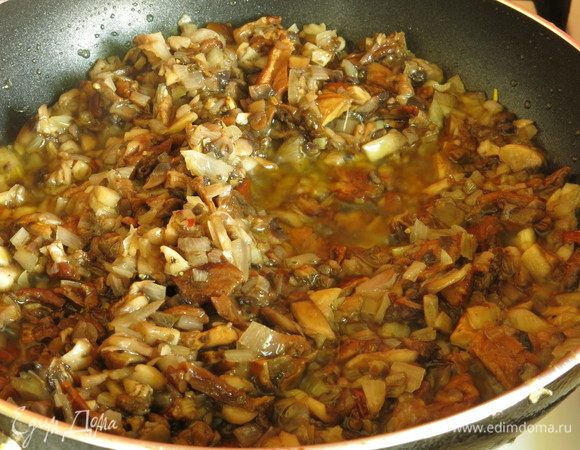 Прожариваем на 45 мл оливкового масла лук и грибы.