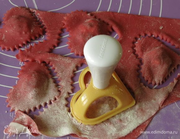 У меня появились специальные формочки, на этом рецепте их впервые опробовала. Удобно, получается красивый резной край, но иногда, если на тесте много муки, приходиться дополнительно поджимать край, смочив его водой. 
Готовим равиоли из оставшегося теста. Всего получилось 32 шт. - сердечки и квадраты.