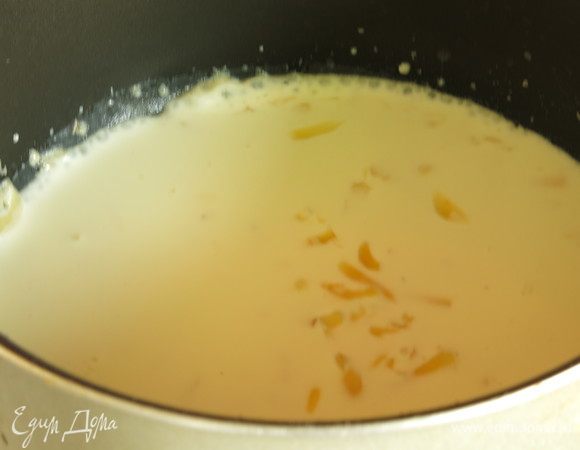 Готовим соус: сливки нагреваем соединяем с сыром, солим, перчим, нагреваем и чуть увариваем. Автор рецепта рекомендует взять козий сыр и морскую соль.