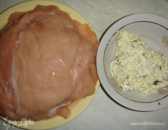 Куриное филе помыть, обсушить бумажными полотенцами. Филе разрезать вдоль. Накрыть пищевой пленкой и слегка отбить. Сливочное масло комнатной температуры размять вилкой и смешать с мелко нарубленным укропом.