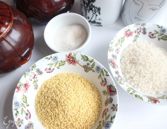 Поместить в отдельные миски пшено и круглозерный рис. Промыть рис и пшено. 