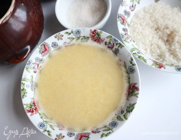 Пшено на 2-3 минуты замочить в кипятке. Слить воду, промыть крупу под проточной водой.