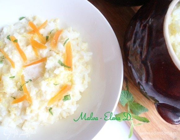 Горшочки вынуть из духовки, выложить кашу в тарелки, добавить сливочное масло, мелко нарезанную курагу, предварительно помещенную на 15 минут в кипяток. Можно, как у меня, украсить свежей мятой, цедрой лимона, натертой на мелкой терке.