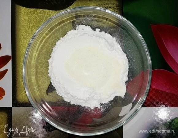 В муку добавьте крупу манную ТМ «Националь», перемешайте.
