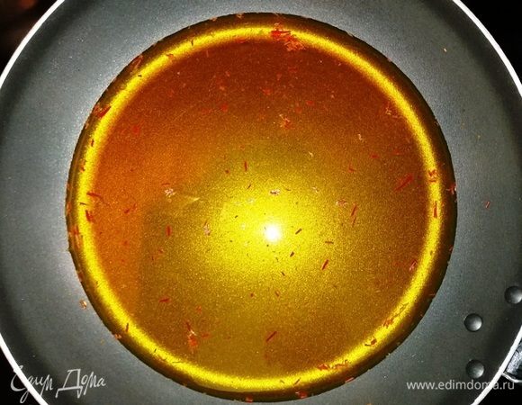 Шафран поместите в воду и оставьте на несколько минут, чтобы он отдал свой цвет. Вы можете не использовать шафран, а в сироп добавить коричневый сахар вместо белого.