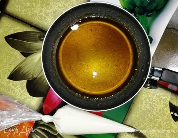 Добавьте в шафрановую воду сахар и сок лимона. Проварите сироп, помешивая на среднем огне 15 минут.
