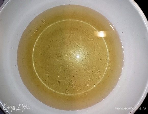 Разогрейте масло во фритюрнице или, как я, в сотейнике.