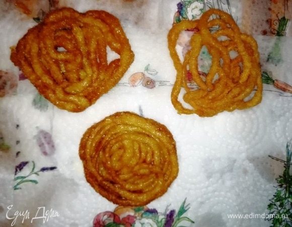 Выкладывайте десерт на бумажное полотенце, чтобы убрать лишний жир.