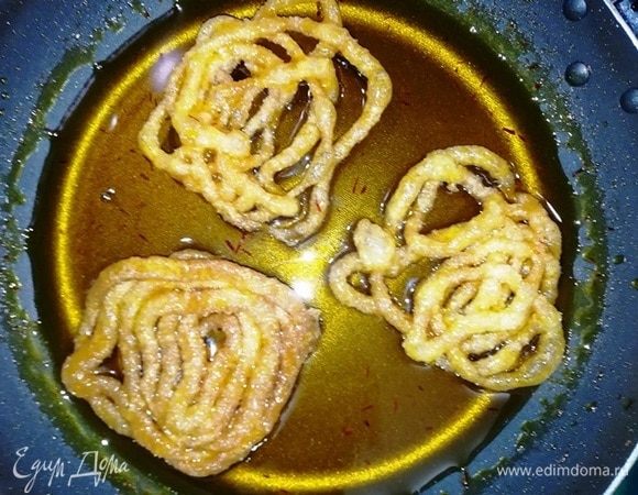 Выложите готовые джалеби в сироп буквально на 10 секунд, чтобы они не потеряли хрусткости.