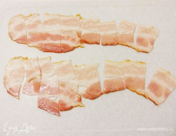 Две полоски бекона мелко нарезать.