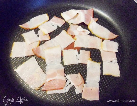 Положить на холодную сковородку и жарить на среднем огне несколько минут.