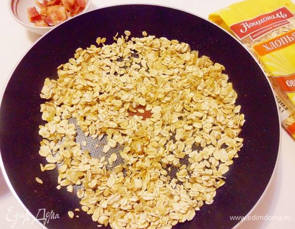 Затем добавить к луку овсяные хлопья ТМ «Националь», перемешать.