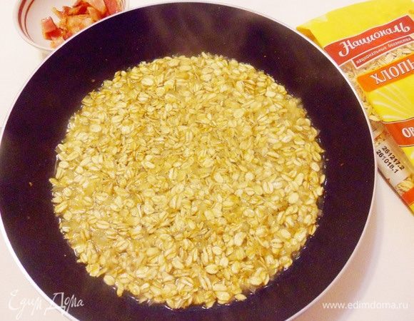 Добавить нужное количество воды (я налила очень горячую воду из чайника). Уменьшить огонь до самого минимума и тушить овсяные хлопья до мягкости под крышкой около 10–12 минут.