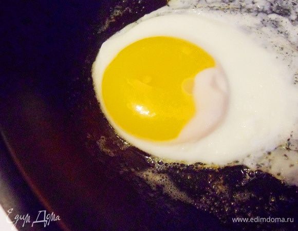 Пока каша готовится, на другой сковороде поджарьте яйца (или можно сварить яйца-пашот).