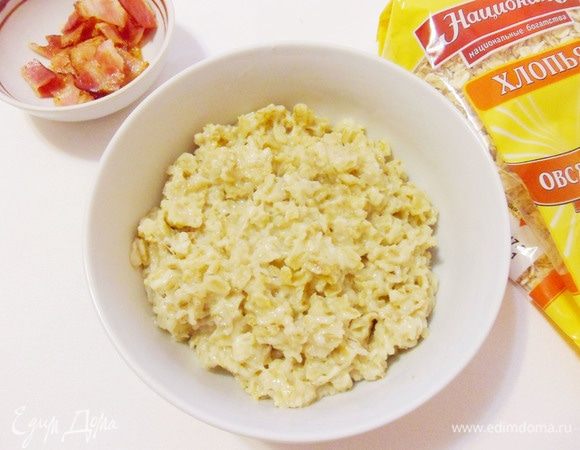 Овсяная каша готова. Разложить овсянку по тарелкам.