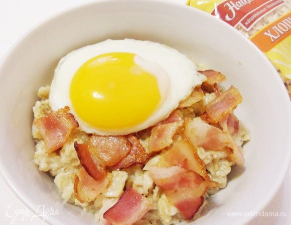 Сверху положить поджаренное яйцо. Оставьте желток жидким — это будет вкусный соус к блюду!