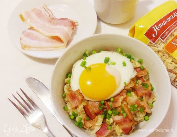 Пикантная овсянка с беконом и сыром готова. Пора завтракать и принимать комплименты. Приятного аппетита! 