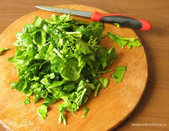 Нарезаем шпинат.