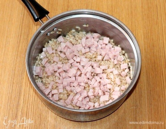  Ветчину нарезать маленькими кубиками и добавить к рису.
