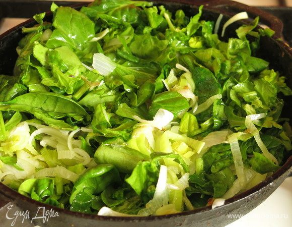 Обжариваем лук-порей, добавляем шпинат и чуть притушиваем. Посыпаем итальянскими травами.